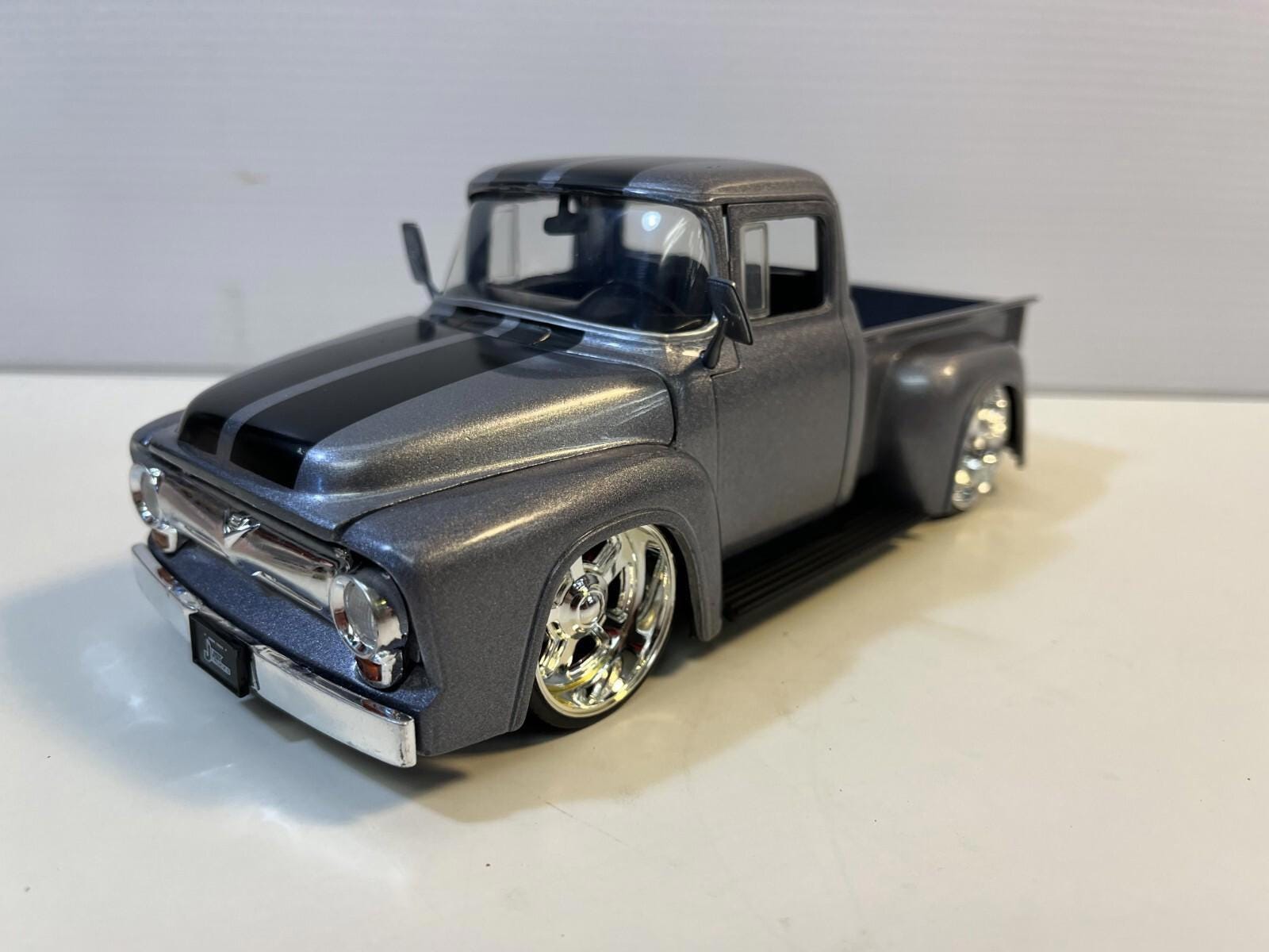 新品未開封　フォード F100 トラック 1/18スケールダイキャストメタル ダイキャスト合金トラック 1:18 スケールフォード F100