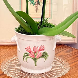 ヴィンテージ イタリア製 手描き植木鉢 – ピンクの花柄模様の白いセラミック製プランター