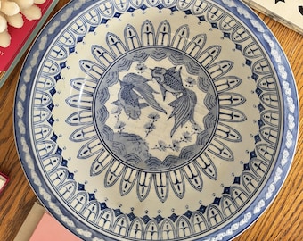 Miska dekoracyjna w kolorze niebieskim i białym z motywem ryby – duży kwiatowy element ceramiczny