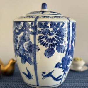 Vintage Blue & White Porzellan Deckeldose - Blumen- und Vogelmotiv - Chinoiserie Style Dekorative