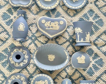 Bandeja/cenicero/jarrón/caja vintage de Wedgwood Jasperware – Relieve azul, elige tu estilo.