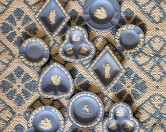 Bandeja/cenicero vintage de Wedgwood Jasperware – Relieve azul, elige tu estilo.