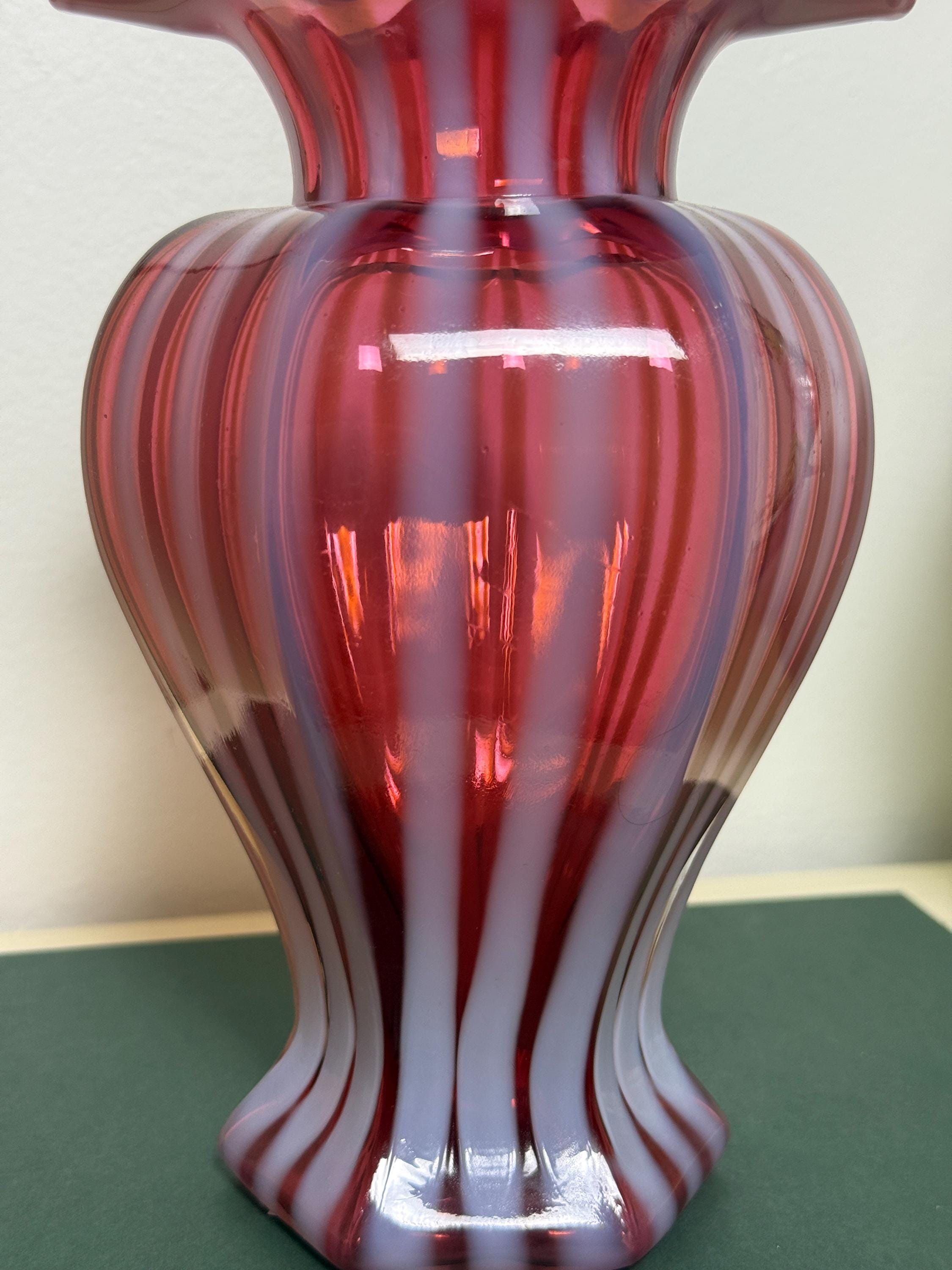 ヴィンテージ フェントン クランベリー オパールセント スワール 花瓶