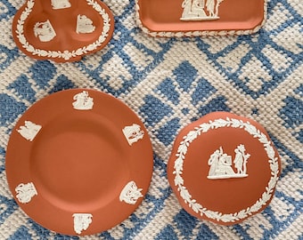 Zabytkowe naczynia i tace Wedgwood Jasperware – dekoracja toaletki z terakotową płaskorzeźbą, sprzedawane pojedynczo