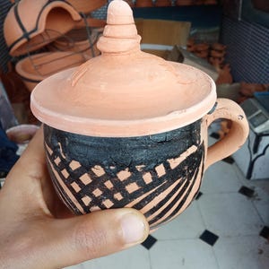 Marockansk lerkopp dekorerad med tjära - traditionell handgjord keramik - autentisk stil