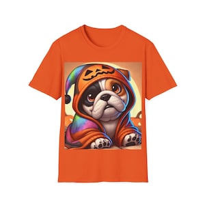 Camiseta acogedora de bulldog con dibujos animados. Adorable camiseta de cachorro envuelta en una manta. Camiseta unisex de estilo suave.