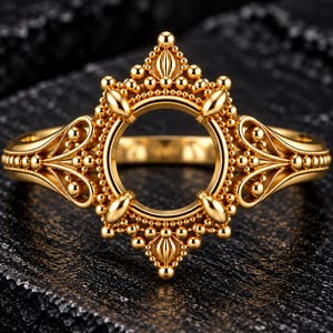 Puede incluir: Un engaste de anillo en oro con una abertura circular central rodeada de intrincados abalorios metálicos y patrones de filigrana. El diseño incluye una parte superior e inferior puntiaguda en forma de corona con volutas decorativas.
