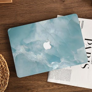 Custodia per MacBook con texture effetto marmo blu ghiaccio per MacBook Air 15/13/11, Macbook Pro 13 14 15 16 pollici, cover per laptop M4 M3 M2 2025, custodia estetica personalizzata.