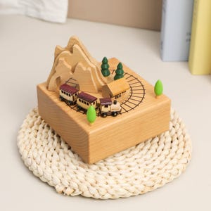 Caja de música de tren de madera personalizada, regalo de cumpleaños hecho a mano, recuerdo personalizado para el primer cumpleaños, regalo para baby shower, caja de música con nombre grabado