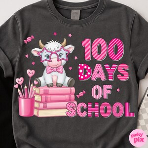 Pu&ograve; includere: Felpa grigio scuro con una grafica che celebra i 100 giorni di scuola. Il design presenta una mucca dei cartoni animati con occhiali a forma di stella e un papillon, seduta su libri rosa. Il testo rosa dice "100 Days of School."