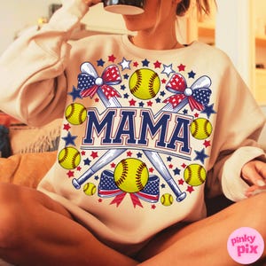Imagem PNG de mãe jogadora de softball, sublimação para o 4 de julho, clipart patriótico de mãe esportista, imagem PNG de mãe jogadora de softball em vermelho, branco e azul, camiseta de beisebol com a bandeira dos EUA imagem 1