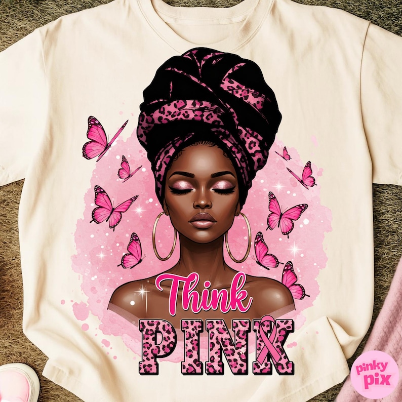 K&ouml;nnte beinhalten: Cremefarbenes T-Shirt mit einer Grafik einer Frau mit schwarzem Kopftuch und rosa Leopardenmuster. Rosa Schmetterlinge umgeben sie. Die Worte "Think PINK" sind in Pink dargestellt.