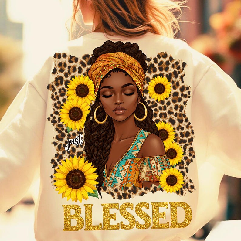 Pu&ograve; includere: Felpa color crema con una grafica di una donna nera con un foulard giallo e orecchini a cerchio dorati, circondata da girasoli e un bordo con stampa leopardata. La parola "BLESSED" &egrave; stampata in lettere glitterate dorate.