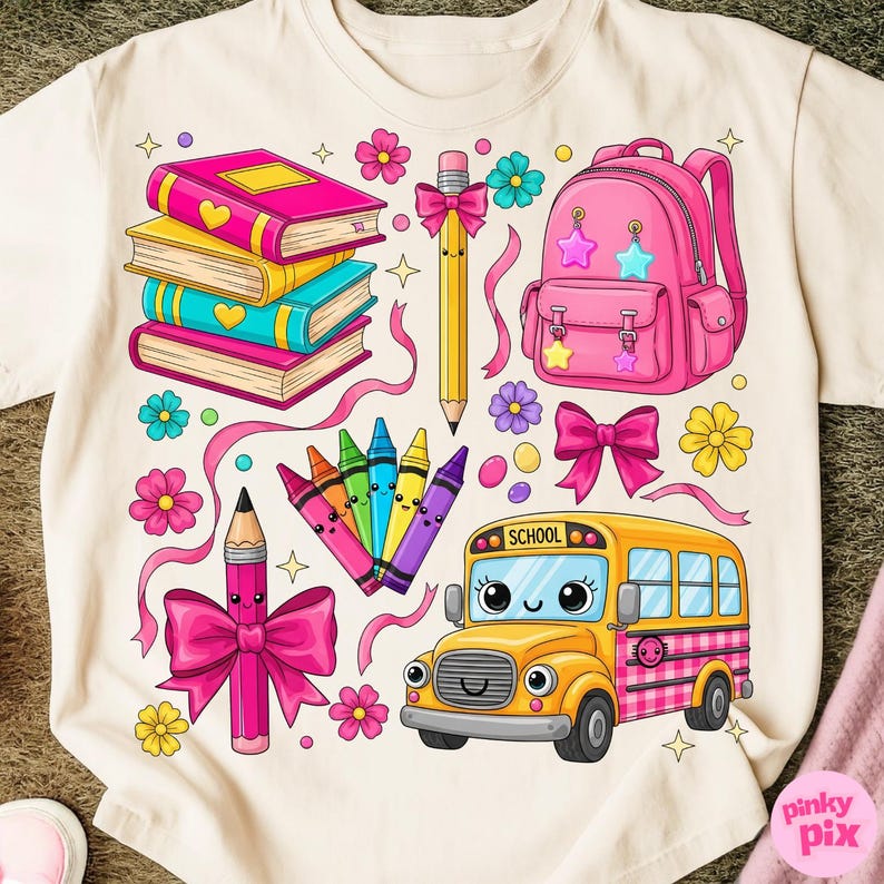 Pu&ograve; includere: T-shirt color crema con grafica colorata a tema scolastico. Il design include una pila di libri, uno zaino rosa, un autobus scolastico giallo, pastelli, matite, fiocchi e fiori. L'autobus scolastico ha la scritta "SCHOOL".