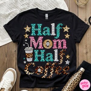 Może przedstawiać: Czarny t-shirt z napisem "Half Mom Half Coffee" w kolorze turkusowym, r&oacute;żowym i w panterkę. Projekt zawiera gwiazdki i grafikę filiżanki kawy. Swobodny t-shirt.
