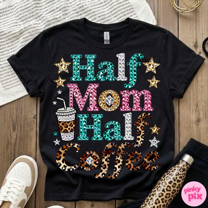 Może przedstawiać: Czarny t-shirt z napisem "Half Mom Half Coffee" w kolorze turkusowym, r&oacute;żowym i w panterkę. Projekt zawiera gwiazdki i grafikę filiżanki kawy. Swobodny t-shirt.