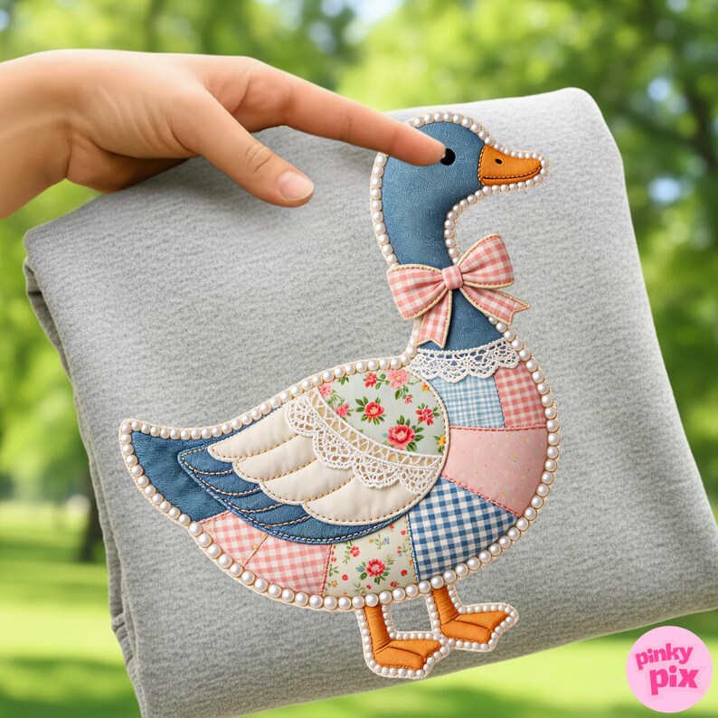 K&ouml;nnte beinhalten: Dekorative G&auml;nse-Applikation mit Patchwork-Design. Die Gans hat einen blauen Kopf und Fl&uuml;gel, eine rosa Schleife und einen K&ouml;rper aus verschiedenen gemusterten Stoffen. Die Applikation ist mit Kunstperlen umrandet und hat orangefarbene F&uuml;&szlig;e.