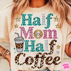 Może przedstawiać: Beżowa koszulka z napisem "Half Mom Half Coffee" w kolorze turkusowym, r&oacute;żowym i w panterkę. Projekt zawiera filiżankę kawy i akcenty gwiazd. Codzienna odzież.