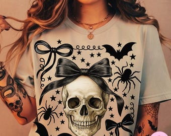 Calavera coqueta de Halloween PNG, diseño de camiseta de Halloween retro preppy con lazo negro, sublimación de calavera gótica PNG, PNG espeluznante, otoño de Halloween PNG