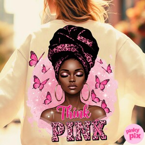 K&ouml;nnte beinhalten: Cremefarbenes Sweatshirt mit einer Grafik einer Frau mit einem schwarz-rosa Leopardenmuster-Kopftuch, umgeben von rosa Schmetterlingen. Die Worte "Think PINK" sind in rosa Leopardenmuster-Schrift dargestellt.