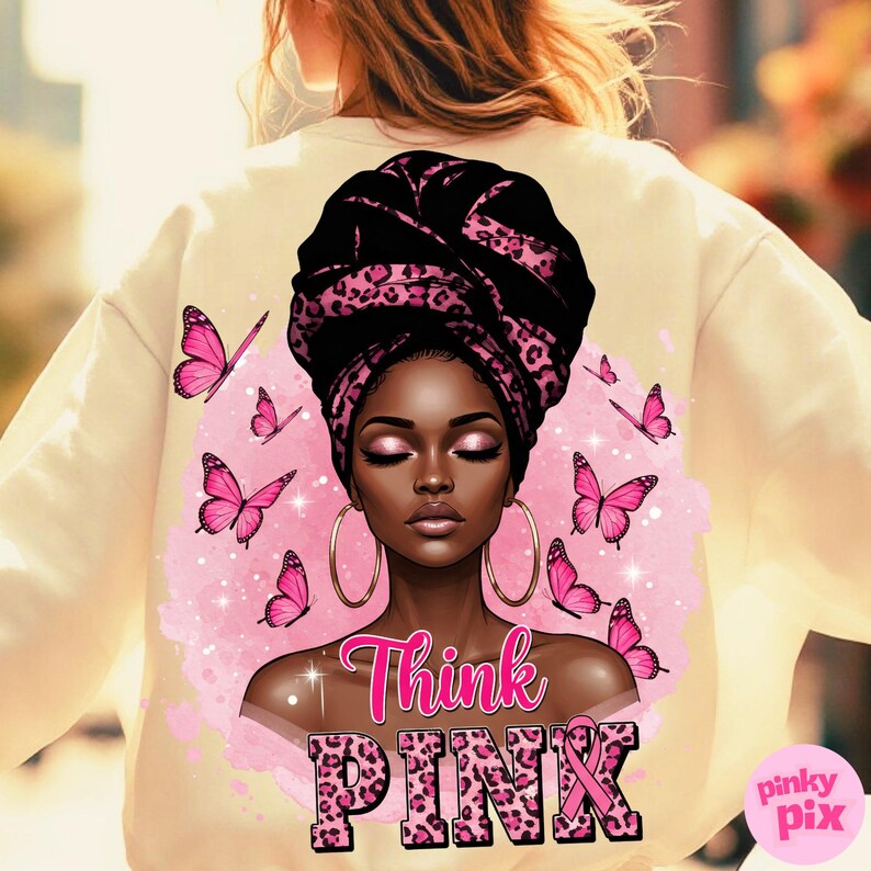 K&ouml;nnte beinhalten: Cremefarbenes Sweatshirt mit einer Grafik einer Frau mit einem schwarz-rosa Leopardenmuster-Kopftuch, umgeben von rosa Schmetterlingen. Die Worte "Think PINK" sind in rosa Leopardenmuster-Schrift dargestellt.