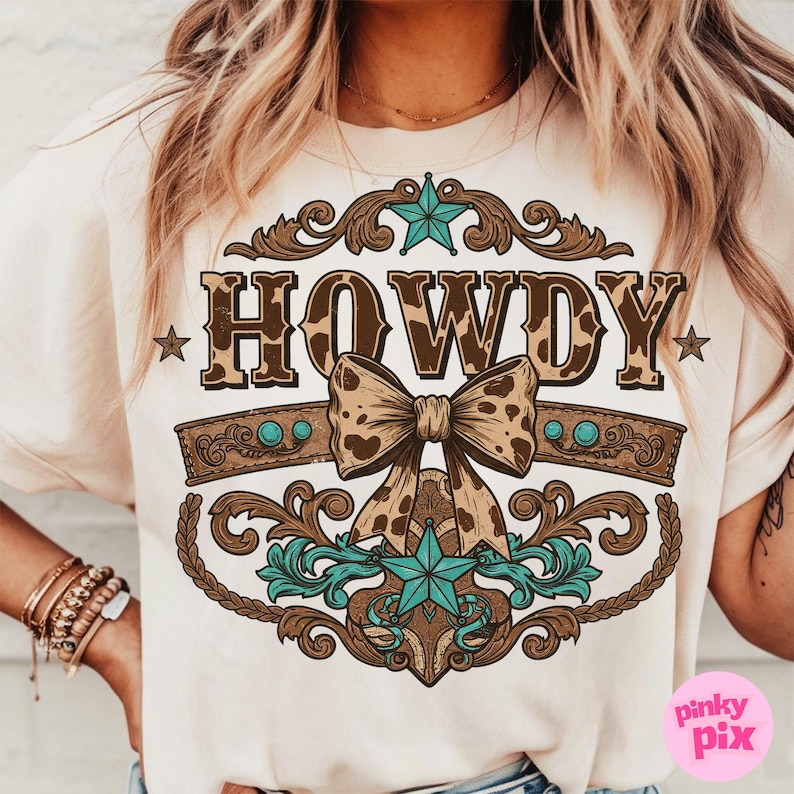 Pu&ograve; includere: Una maglietta color crema con un designo a stampa leopardata marrone e bianca che dice "Howdy" con un fiocco marrone e bianco e dettagli turchesi.