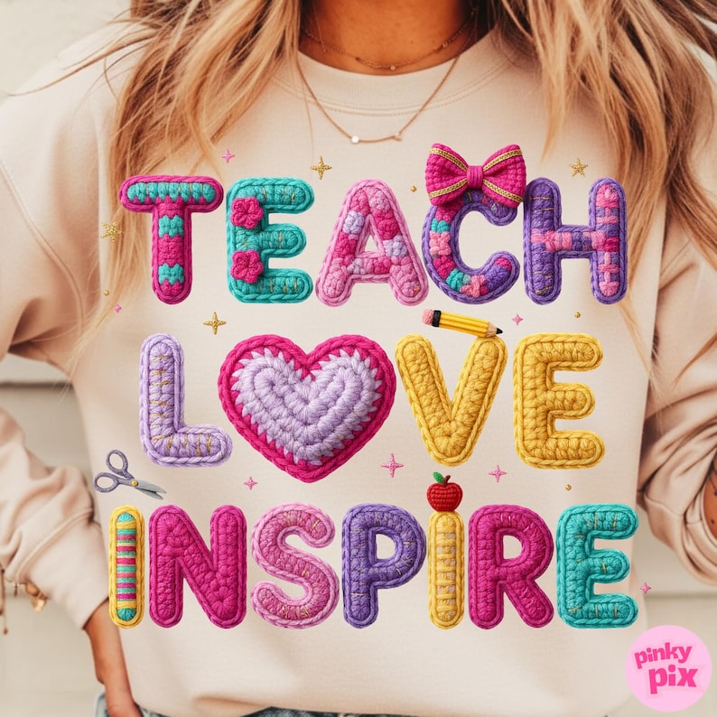Pu&ograve; includere: Felpa color crema con le parole "TEACH LOVE INSPIRE" in lettere colorate e strutturate, in stile uncinetto. Il design include un cuore, una matita, una mela e un fiocco, con piccoli accenti di stelle.
