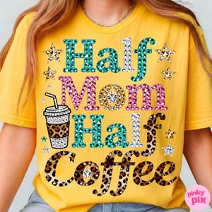 Może przedstawiać: Ż&oacute;łta koszulka z napisem "Half Mom Half Coffee" w kolorze turkusowym, r&oacute;żowym i w panterkę. Projekt zawiera grafikę filiżanki kawy i gwiazdki.