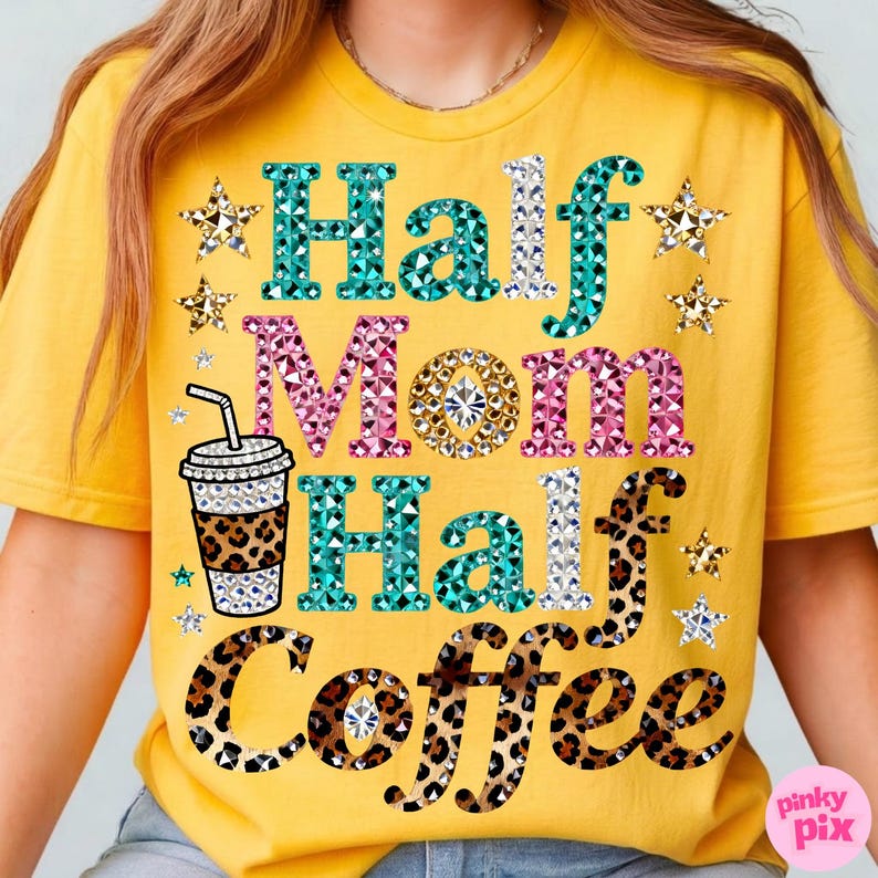 Może przedstawiać: Ż&oacute;łta koszulka z napisem "Half Mom Half Coffee" w kolorze turkusowym, r&oacute;żowym i w panterkę. Projekt zawiera grafikę filiżanki kawy i gwiazdki.