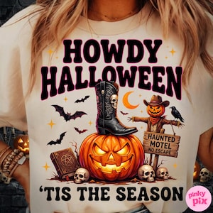 以下が含まれることがあります： HOWDY HALLOWEENおよび'TIS THE SEASONというテキストが描かれたクリーム色のTシャツ。デザインには、ドクロ付きの黒いカウボーイブーツ、大きなジャック・オー・ランタン、かかし、コウモリ、ドクロ、本、そしてHAUNTED MOTEL NO ESCAPEと書かれた看板が含まれています。
