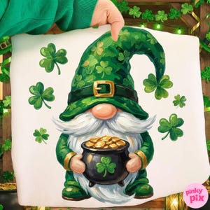 Puede incluir: Un cojín blanco con un gnomo del Día de San Patricio. El gnomo lleva un sombrero verde adornado con tréboles y sostiene una olla de oro. El diseño incluye una barba blanca, una nariz roja y tréboles verdes dispersos.