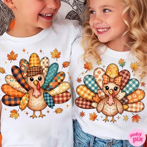 Könnte beinhalten: Zwei weiße T-Shirts mit bunten Truthahn-Designs. Die Truthähne haben gemusterte Federn in Orange-, Blau- und Brauntönen. Einer trägt einen Hut, der andere eine Schleife. Herbstblätter und Sterne umgeben die Truthähne.