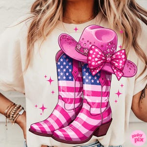 Op de afbeelding: Een grafische illustratie van roze cowboylaarzen en een bijpassende hoed. De laarzen hebben het ontwerp van de Amerikaanse vlag, met roze en witte strepen en blauwe sterren. Een roze strik en sterren versieren de hoed. Landelijk thema.