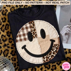Può includere: T-shirt nero con un design a faccina sorridente patchwork. La faccina sorridente presenta vari motivi, tra cui quadretti marroni, stampa leopardata e tessuto beige. Il testo "PNG FILE ONLY - NO PATTERN - NOT REAL PATCH" è in alto.