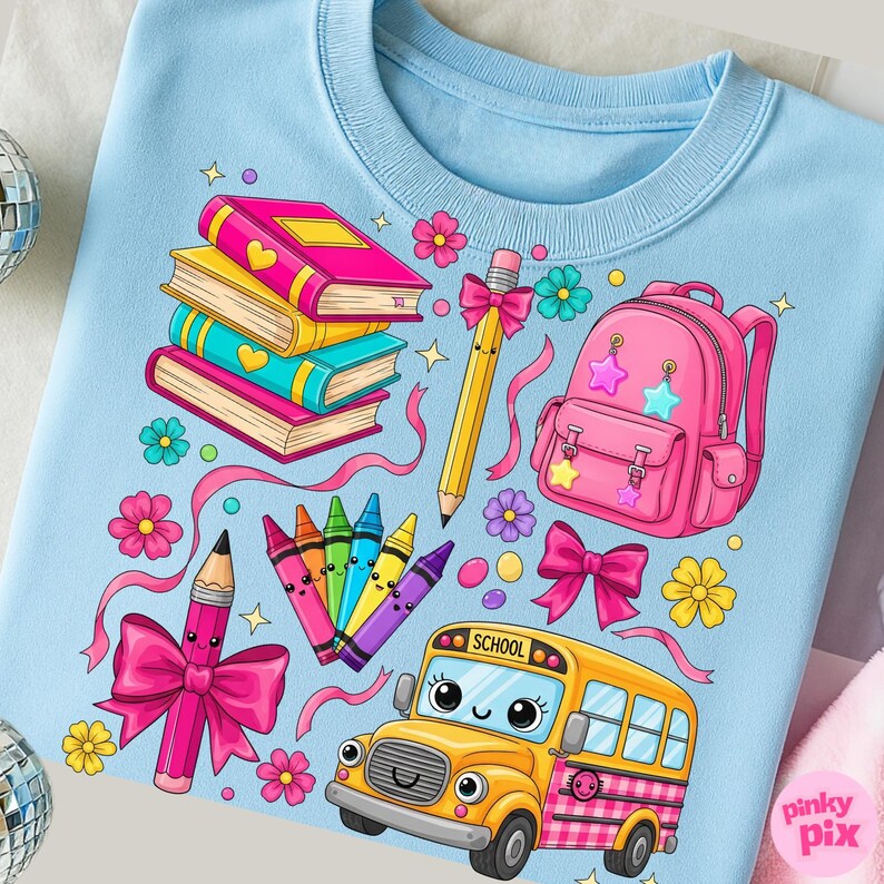 Pu&ograve; includere: Felpa azzurra con una grafica colorata a tema scolastico. Il design include libri impilati, uno zaino rosa, matite, pastelli, fiori, fiocchi e un autobus scolastico giallo con la scritta "SCHOOL".
