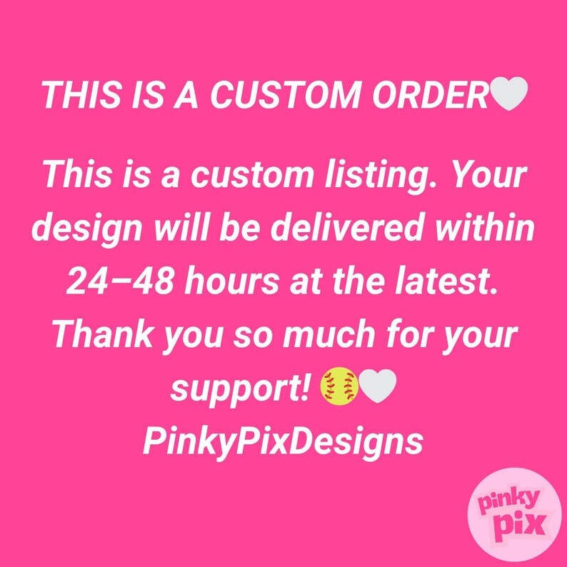 K&ouml;nnte beinhalten: Eine leuchtend rosa Grafik mit wei&szlig;em Text, der "THIS IS A CUSTOM ORDER" lautet. Der Text enth&auml;lt Informationen zu Sonderanfertigungen und Lieferzeiten. Das Bild enth&auml;lt einen Baseball und ein Herz sowie den Shop-Namen "PinkyPixDesigns."