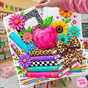 Puede incluir: Una ilustración vibrante que presenta una manzana rosa brillante, una pila de libros coloridos, un lazo con estampado de leopardo, una regla azul, un lápiz y varias flores. La composición incluye un cuaderno en blanco y negro.