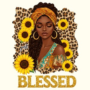 Pu&ograve; includere: Illustrazione digitale di una donna nera con gli occhi chiusi, con un turbante giallo e orecchini a cerchio dorati. Girasoli e uno sfondo con stampa leopardata la incorniciano. La parola "BLESSED" &egrave; in glitter dorati.