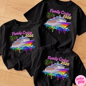 Op de afbeelding: Zwarte t-shirts met een kleurrijke afbeelding van een cruiseschip, palmbomen en de tekst "Family Cruise 2026". Het schip heeft een regenboogontwerp en is omgeven door waterdruppels.