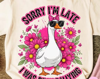 Rosa Pinselstrich Tut mir leid, ich bin spät dran, lustige freche Gans, Boho Floral Preppy Goose Design, kokette Schleife, Girly Goose Sublimation Png