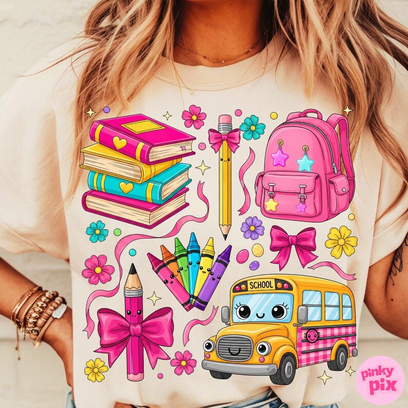 Pu&ograve; includere: T-shirt beige chiaro con una grafica colorata a tema scolastico. Il design include libri, uno zaino, matite, pastelli, fiori, nastri e un autobus scolastico. Il design utilizza colori rosa acceso, giallo, blu e verde.