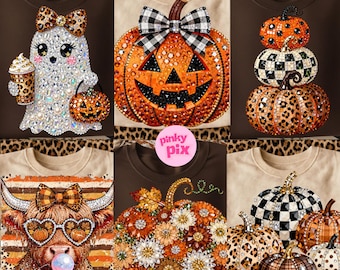 Może przedstawiać: Kolekcja sześciu cyfrowych wzorów o tematyce Halloween, w tym ozdobiony dżetami duch z kubkiem kawy, dynia z kokardą w kratę, stosy dyń, szkocka wyżynna krowa w okularach w kształcie serc, dynia w kwiaty oraz zestaw różnych dyń.
