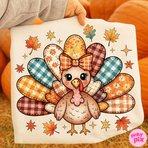 Könnte beinhalten: Ein weißes Kissen zum Thema Thanksgiving mit einem Cartoon-Truthahn, Patchwork-Federn und Herbstblättern. Der Truthahn hat einen rosa Wamm und einen gelben Schnabel. Das Design umfasst Sterne und Herbstlaub.