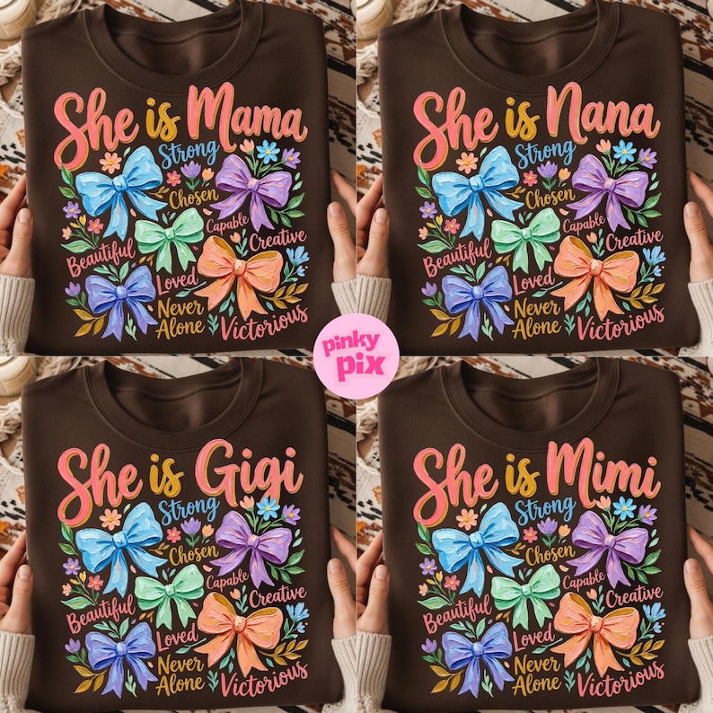 K&ouml;nnte beinhalten: Vier braune Rundhals-T-Shirts mit den Aufschriften "She is Mama", "She is Nana", "She is Gigi" und "She is Mimi" in rosa Schrift. Jedes Shirt hat ein farbenfrohes Schleifendesign mit W&ouml;rtern wie "Strong", "Beautiful" und "Victorious".