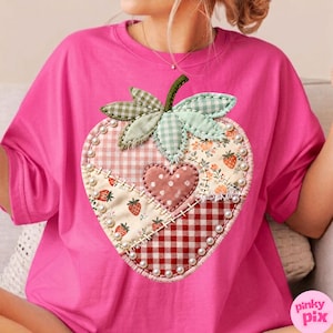 Patchwork Erdbeere PNG: Kokette Grandmacore Perle Cottagecore Sommer Gingham Stickerei Herz Blumen Sublimationsdesign