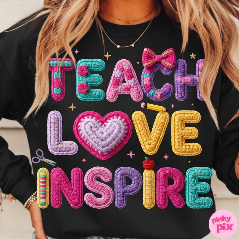 Pu&ograve; includere: Felpa nera con le parole "TEACH LOVE INSPIRE" in lettere colorate e strutturate, in stile uncinetto. Il design include un cuore, un fiocco, una matita, delle forbici e una mela. Tema insegnante.