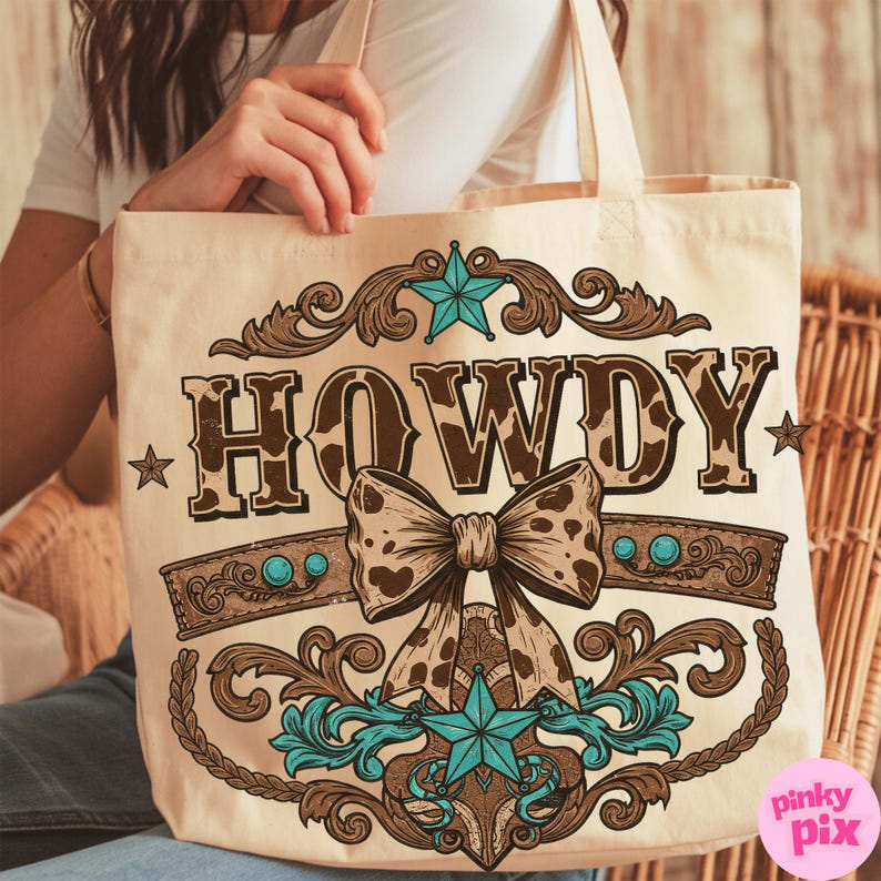 Pu&ograve; includere: Una borsa tote in tela beige con un design a stampa di mucca marrone e bianca. La borsa presenta la parola "HOWDY" in un font in stile vintage con un fiocco marrone e turchese e accenti a stella.
