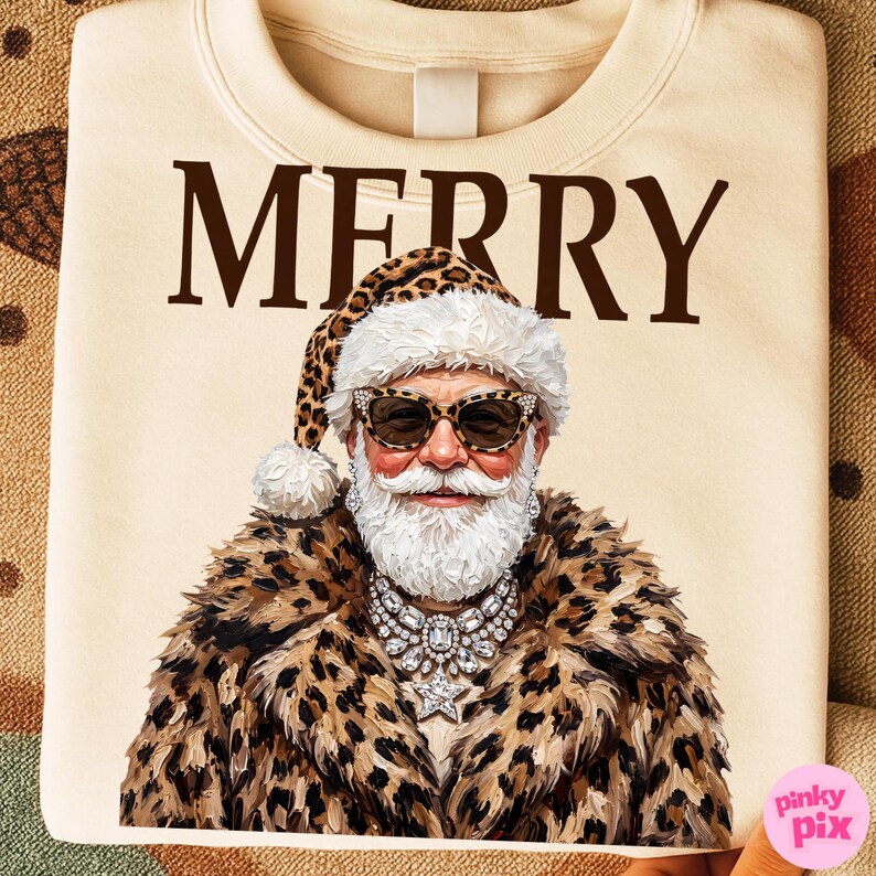 以下が含まれることがあります： クリーム色のスウェットシャツ。茶色の文字で「MERRY」と書かれ、その下に白い髭を生やし、ヒョウ柄のサンタ帽、ヒョウ柄のサングラス、ヒョウ柄のコート、大きなクリスタルのネックレスを身につけた人物のグラフィックがプリントされています。