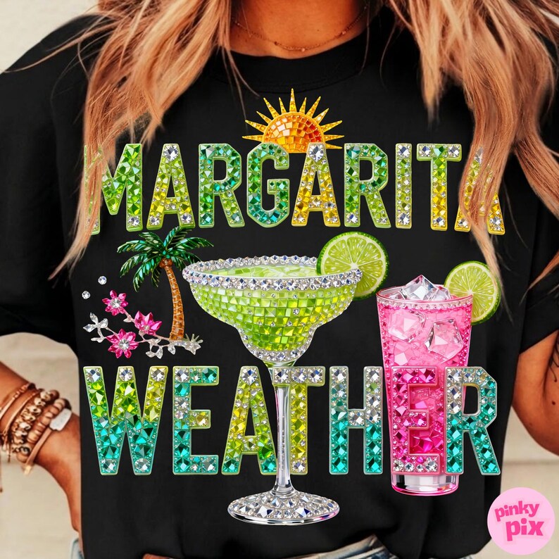 Peut inclure: T-shirt noir avec l'inscription scintillante et color&eacute;e "MARGARITA WEATHER". Le motif comprend un verre &agrave; margarita, une boisson rose, un soleil, un palmier et des tranches de citron vert.