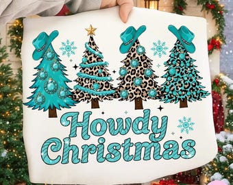 Könnte beinhalten: Ein weißes Kissen mit einem Weihnachtsdesign. Das Design zeigt vier Weihnachtsbäume, die mit türkisfarbenen Cowboyhüten, Ornamenten und Leopardenmuster verziert sind. Der Text "Howdy Christmas" ist in Türkis gehalten.